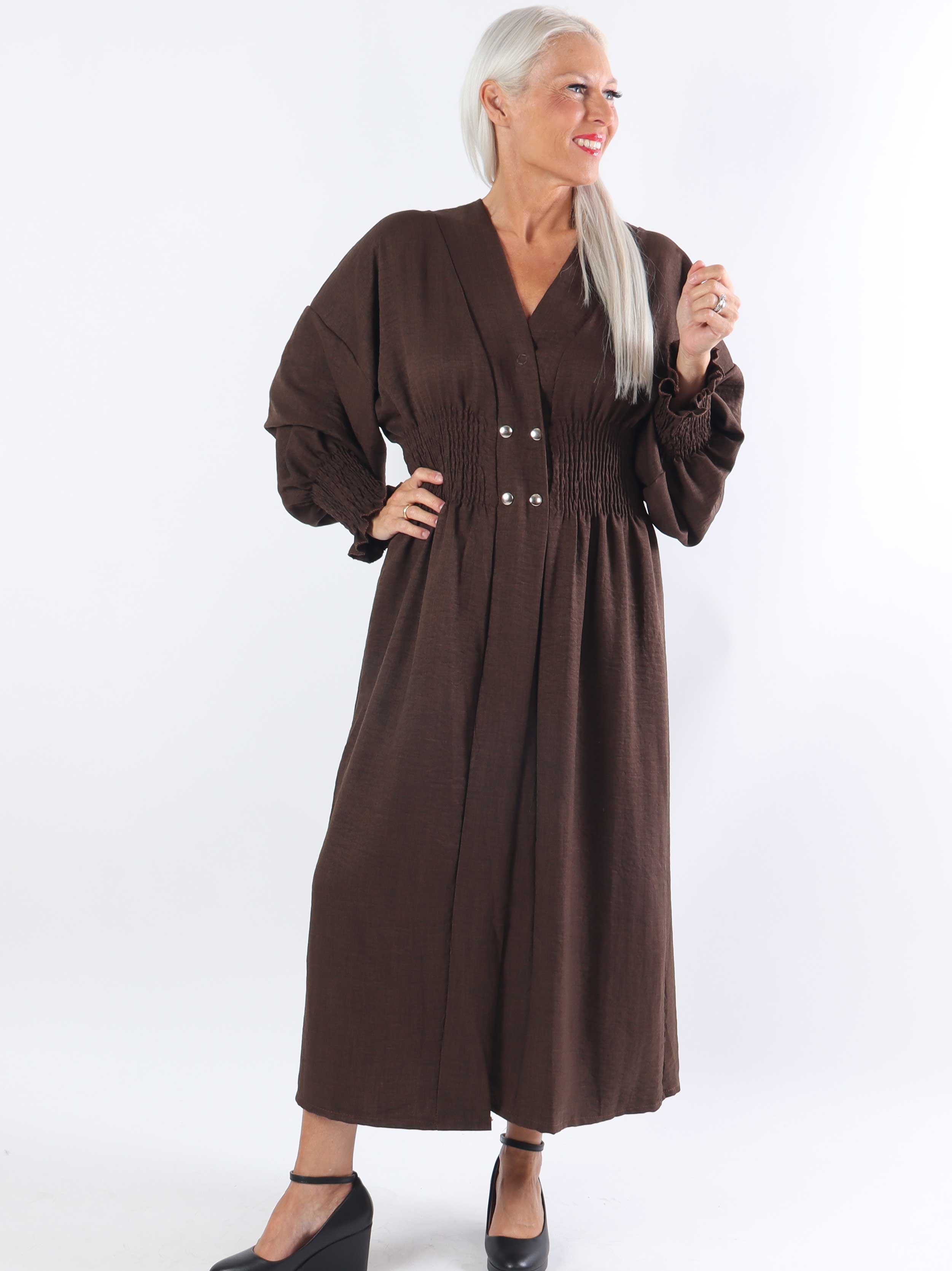 Samara - Sød plus size kjole med smock og knapper